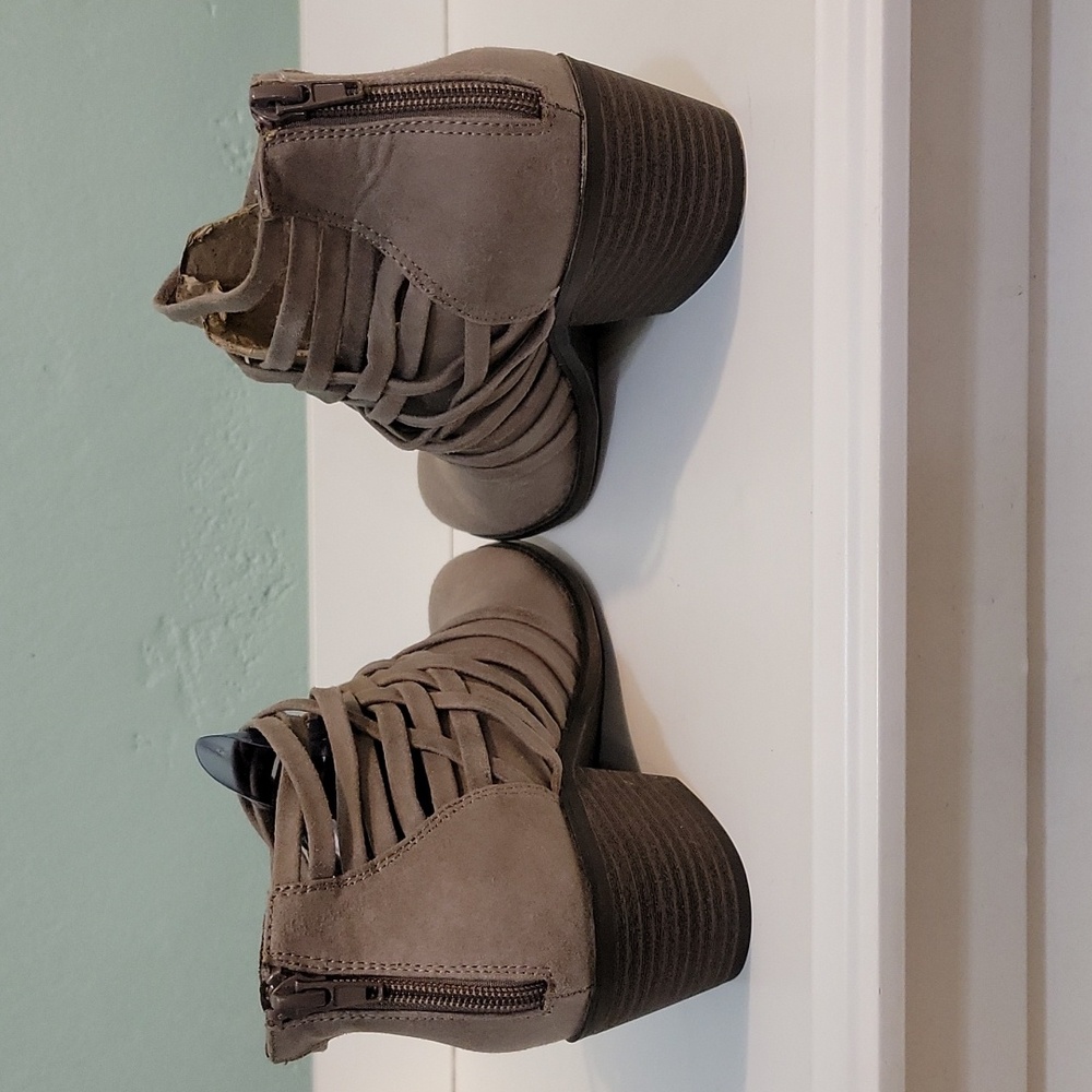 Fergalicious "Bandana" Ankle Bootie Size 6 1/2 - Picture 2 of 5